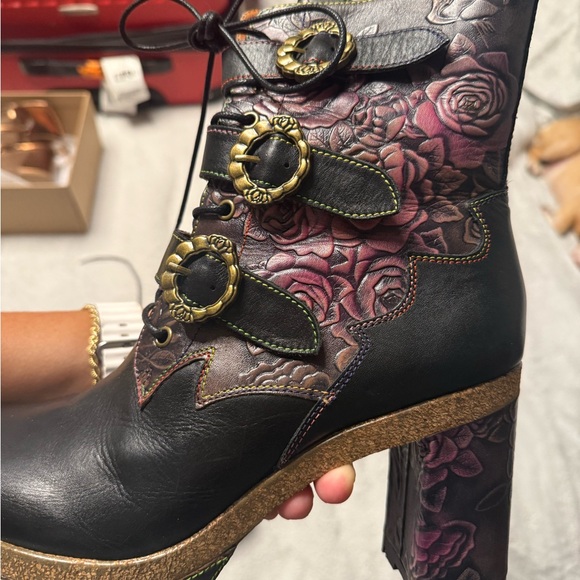 L'Artiste: Elegant Black and Purple Lace-Up Boots - Picture 3 of 5